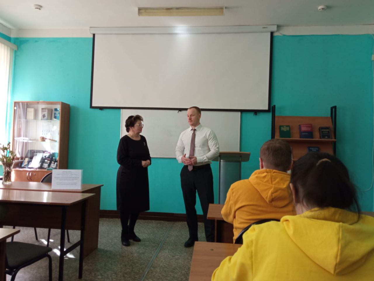 Замглавы администрации г.о. Павловский Посад Владимир Шевелин обсудил со студентами вопросы безопасности